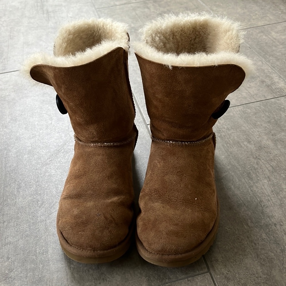 Size 6 Bailey Button UGG Chestnut UC